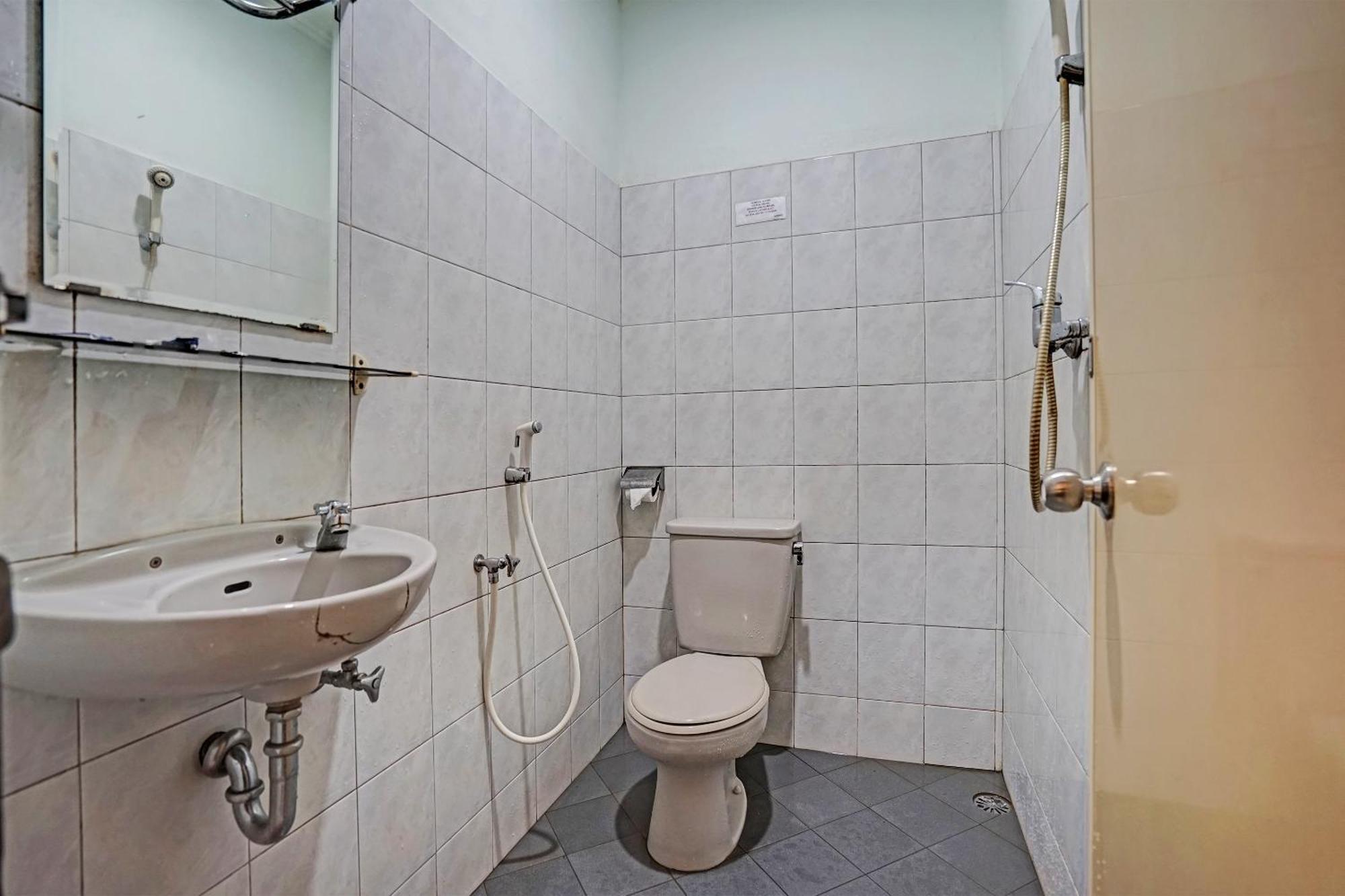 OYO 91805 Hotel Wisma Bari Palembang Bagian luar foto