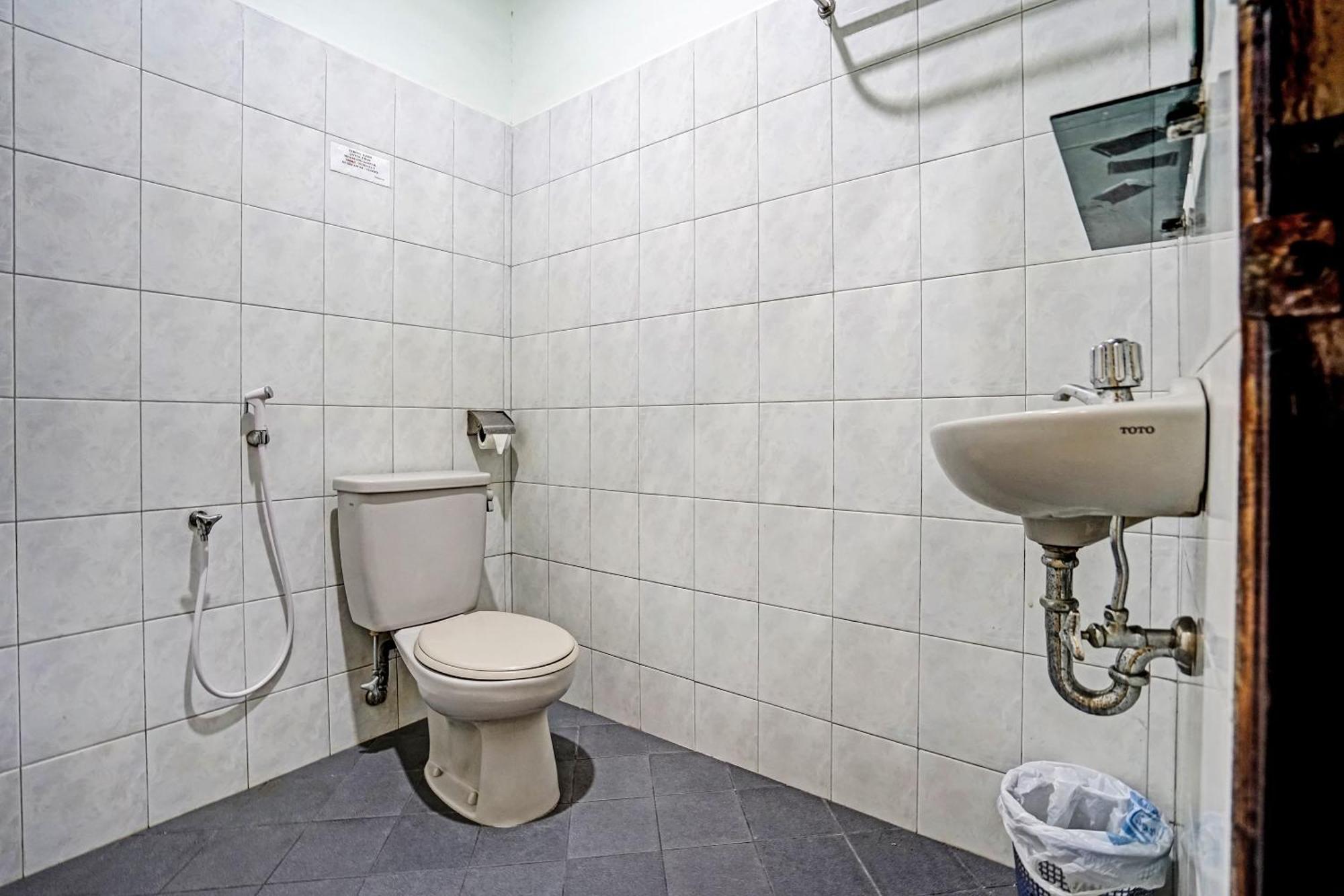 OYO 91805 Hotel Wisma Bari Palembang Bagian luar foto