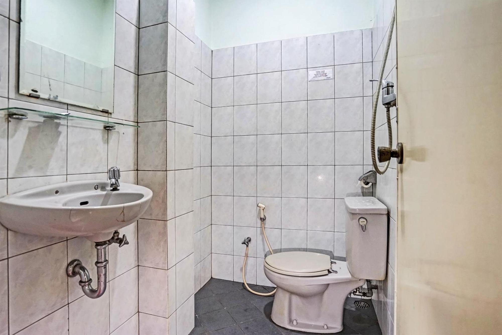 OYO 91805 Hotel Wisma Bari Palembang Bagian luar foto