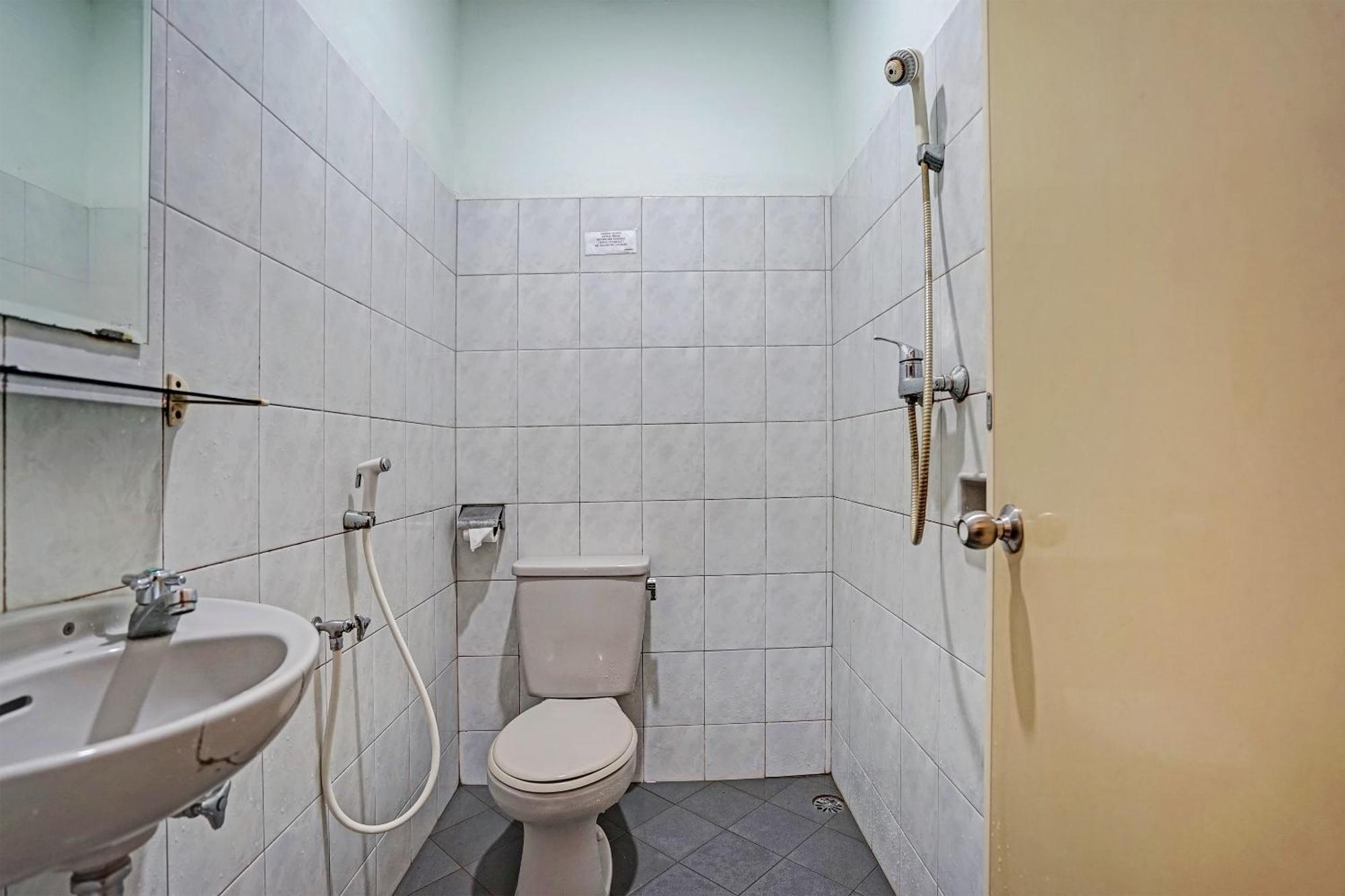 OYO 91805 Hotel Wisma Bari Palembang Bagian luar foto